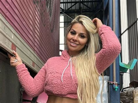 Sheila Bellaver posa nua e acaba com suspense de tatuagem .